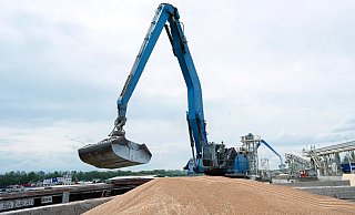 Ein Bagger verlädt in einem Getreidehafen im Süden der Ukraine Getreide in ein Frachtschiff (Archivbild). - Andrew Kravchenko/AP/dpa Ein Bagger verlädt in einem Getreidehafen im Süden der Ukraine Getreide in ein Frachtschiff (Archivbild). - Andrew Kravchenko/AP/dpa