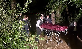 In einem Waldstück in Kölkebeck hatten Spaziergänger Sonntagabend verdächtige Beobachtungen gemacht und die Polizei verständigt. Die fand hier tatsächlich eine Leiche. Der Einsatz für Mordkommission, Bestatter und eben auch die Presse dauerte bis nach Mitternacht. - Wolfgang Wotke In einem Waldstück in Kölkebeck hatten Spaziergänger Sonntagabend verdächtige Beobachtungen gemacht und die Polizei verständigt. Die fand hier tatsächlich eine Leiche. Der Einsatz für Mordkommission, Bestatter und eben auch die Presse dauerte bis nach Mitternacht. - Wolfgang Wotke
