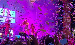 Furioses Finale vom 4. Tag des Leineweber-Marktes – Popstar Leony beendet ihr Konzert auf dem Jahnplatz im Konfetti-Regen. - Heimo Stefula Furioses Finale vom 4. Tag des Leineweber-Marktes – Popstar Leony beendet ihr Konzert auf dem Jahnplatz im Konfetti-Regen. - Heimo Stefula