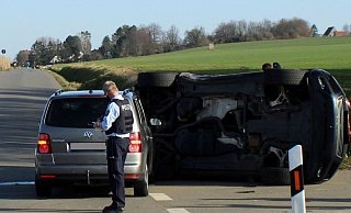 Der VW Touareg kippte durch die Wucht der Kollision um und blieb auf der Fahrerseite liegen. - Polizei Minden-Lübbecke Der VW Touareg kippte durch die Wucht der Kollision um und blieb auf der Fahrerseite liegen. - Polizei Minden-Lübbecke