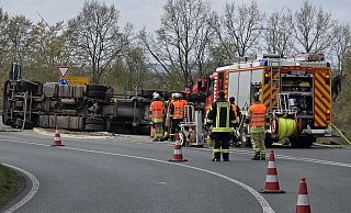 Der Versuch, den bei Steinheim verunglückten Lkw mit einem Schlepper aufzurichten, scheiterte. - Thomas Kube Der Versuch, den bei Steinheim verunglückten Lkw mit einem Schlepper aufzurichten, scheiterte. - Thomas Kube