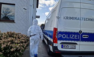 Die Spurensicherer verrichten seit Mittwoch ihre Arbeit in dem Haus. MT-Foto: - Ilja Regier Die Spurensicherer verrichten seit Mittwoch ihre Arbeit in dem Haus. MT-Foto: - Ilja Regier