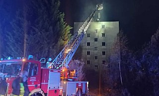 Auch die Drehleiter war für den Einsatz an dem mehrstöckigen Hochhaus angefordert worden. - Michaela Bast Auch die Drehleiter war für den Einsatz an dem mehrstöckigen Hochhaus angefordert worden. - Michaela Bast