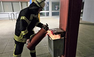Schnell gelöscht, aber dennoch kein Dummer-Jungen-Streich: einer der drei Müllkorbbrände vom Freitag. - Thomas Kube Schnell gelöscht, aber dennoch kein Dummer-Jungen-Streich: einer der drei Müllkorbbrände vom Freitag. - Thomas Kube