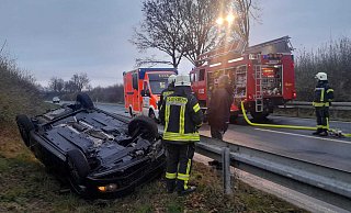 Der Unfall auf der B241 auf Höhe Borgentreich ereignete sich am Samstagnachmittag gegen 15 Uhr. Eine VW-Fahrerin kam in ihrem Auto von der Fahrbahn ab und überschlug sich über der Leitplanke. - Simone Flörke Der Unfall auf der B241 auf Höhe Borgentreich ereignete sich am Samstagnachmittag gegen 15 Uhr. Eine VW-Fahrerin kam in ihrem Auto von der Fahrbahn ab und überschlug sich über der Leitplanke. - Simone Flörke