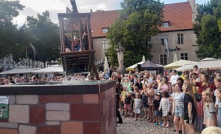 Ziegendieb Peter Pannenstiel wird zur Strafe beim Warburger Kälkenfest fünfmal mit der Wasserwippe untergetaucht - zur Freude der Zuschauerinnen und Zuschauer. - Simone Flörke Ziegendieb Peter Pannenstiel wird zur Strafe beim Warburger Kälkenfest fünfmal mit der Wasserwippe untergetaucht - zur Freude der Zuschauerinnen und Zuschauer. - Simone Flörke
