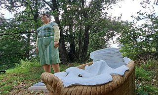 Wo einst die Steinheimer an der Emmer ihre dreckige Wäsche wuschen steht jetzt eine eine Waschfrau als Alltagsmensch. - Madita Schellenberg Wo einst die Steinheimer an der Emmer ihre dreckige Wäsche wuschen steht jetzt eine eine Waschfrau als Alltagsmensch. - Madita Schellenberg