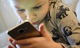 Eltern und Lehrer seien völlig ahnungslos, womit Grundschulkinder per Handy immer häufiger auf Social-Media-Kanälen konfrontiert sind, kritisieren Pädagogen. - dpa Eltern und Lehrer seien völlig ahnungslos, womit Grundschulkinder per Handy immer häufiger auf Social-Media-Kanälen konfrontiert sind, kritisieren Pädagogen. - dpa