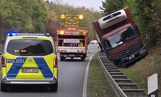 Der Lkw "parkte" aud der B64 hinter der Leitplanke ein. - Thomas Kube Der Lkw "parkte" aud der B64 hinter der Leitplanke ein. - Thomas Kube