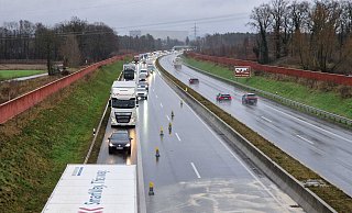 Gegen 10 Uhr konnten die Fahrzeuge einspurig an der Unfallstelle vorbeigeführt werden. Der Verkehrte staute sich trotzdem noch. - Uwe Pollmeier Gegen 10 Uhr konnten die Fahrzeuge einspurig an der Unfallstelle vorbeigeführt werden. Der Verkehrte staute sich trotzdem noch. - Uwe Pollmeier