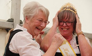 Weil das Diadem anfangs rutschte, war die bisherige Königin Annette Bäcker (links) der neuen Kaiserin Petra Zurheide behilflich. - Knut Dinter Weil das Diadem anfangs rutschte, war die bisherige Königin Annette Bäcker (links) der neuen Kaiserin Petra Zurheide behilflich. - Knut Dinter