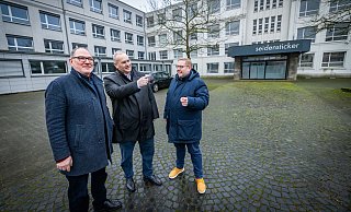 CDU-Schulpolitiker Marcus Kleinkes, Fraktionschef Ralf Nettelstroth und Fraktionsgeschäftsführer Simon Lange (von links) vor dem Seidensticker-Gebäude an der Herforder Straße, das zu einem Schulstandort ausgebaut werden soll. - Sarah Jonek CDU-Schulpolitiker Marcus Kleinkes, Fraktionschef Ralf Nettelstroth und Fraktionsgeschäftsführer Simon Lange (von links) vor dem Seidensticker-Gebäude an der Herforder Straße, das zu einem Schulstandort ausgebaut werden soll. - Sarah Jonek