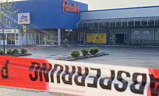 Bei der Explosion entstand enormer Sachschaden. Die Polizei hat das Areal abgeriegelt. - Mike-Dennis Müller Bei der Explosion entstand enormer Sachschaden. Die Polizei hat das Areal abgeriegelt. - Mike-Dennis Müller