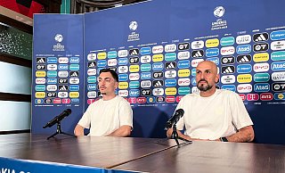 Trainer Antonio Di Salvo (r) und Spieler Paul Nebel (l) streben den zweiten Sieg an. - Christian Kunz/dpa Trainer Antonio Di Salvo (r) und Spieler Paul Nebel (l) streben den zweiten Sieg an. - Christian Kunz/dpa