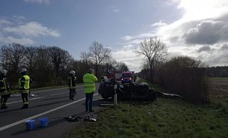 Das Auto wurde durch den Zusammenprall auf den Standstreifen geschleudert und extrem stark beschädigt. - Christian Bendig Das Auto wurde durch den Zusammenprall auf den Standstreifen geschleudert und extrem stark beschädigt. - Christian Bendig