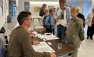 Am letzten Freitag kamen wieder die Kinder in den Hörsaal im Herz-und Diabeteszentrum um mehr über geheimnisvolle Zahlen und und den Nutzen von Robotern zu erfahren. - Elke Niedringhaus-Haasper Am letzten Freitag kamen wieder die Kinder in den Hörsaal im Herz-und Diabeteszentrum um mehr über geheimnisvolle Zahlen und und den Nutzen von Robotern zu erfahren. - Elke Niedringhaus-Haasper
