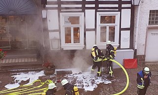 Löscharbeiten: Die Feuerwehr Beverungen war schnell vor Ort. - Rudolf Höcker Löscharbeiten: Die Feuerwehr Beverungen war schnell vor Ort. - Rudolf Höcker