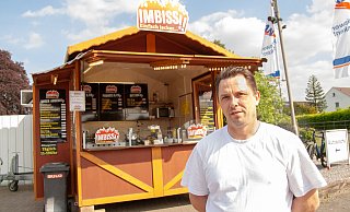 Jonny Balshüsemann aus Pr. Oldendorf betreibt nun eine Imbissbude an der B 65 auf dem Gelände der Tankstelle Elan. - Noah Brümmelhorst Jonny Balshüsemann aus Pr. Oldendorf betreibt nun eine Imbissbude an der B 65 auf dem Gelände der Tankstelle Elan. - Noah Brümmelhorst