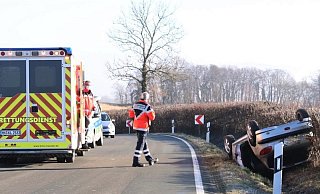Das Unfallfahrzeug blieb im Straßengraben liegen. - Polizei Höxter Das Unfallfahrzeug blieb im Straßengraben liegen. - Polizei Höxter