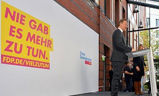 FDP-Chef Christian Lindner gibt zum Beschluss der Aufnahme von Koalitionsverhandlungen mit SPD und Grünen ein Statement ab. Die Gespräche könnten noch in dieser Woche starten. - Foto: Paul Zinken/dpa FDP-Chef Christian Lindner gibt zum Beschluss der Aufnahme von Koalitionsverhandlungen mit SPD und Grünen ein Statement ab. Die Gespräche könnten noch in dieser Woche starten. - Foto: Paul Zinken/dpa