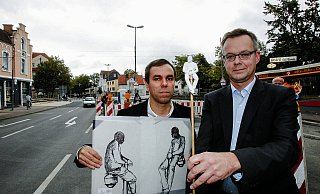 Am Ort des Geschehens: Fernando Sánchez Castillo und Marta-Leiter Roland Nachtigäller gestern Mittag auf der Kreuzung Lübbertor. Der Künstler hält Skizzen von der Figur in der Hand, die oben auf dem Mast sitzen wird. Das Gestell unterhalb des Sitzenden stellt die Webcam dar. - Peter Steinert Am Ort des Geschehens: Fernando Sánchez Castillo und Marta-Leiter Roland Nachtigäller gestern Mittag auf der Kreuzung Lübbertor. Der Künstler hält Skizzen von der Figur in der Hand, die oben auf dem Mast sitzen wird. Das Gestell unterhalb des Sitzenden stellt die Webcam dar. - Peter Steinert
