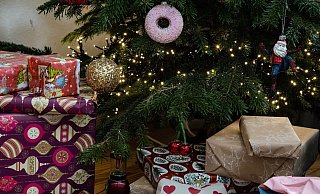 Eingepackte Geschenke liegen unter einem geschmückten Weihnachtsbaum. Die Menschen in Deutschland wollen in diesem Jahr bei den Präsenten sparsamer sein. - Swen Pförtner/dpa Eingepackte Geschenke liegen unter einem geschmückten Weihnachtsbaum. Die Menschen in Deutschland wollen in diesem Jahr bei den Präsenten sparsamer sein. - Swen Pförtner/dpa