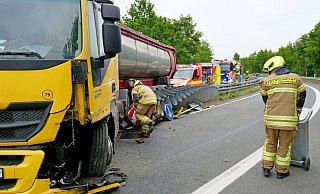 Bei dem Unfall auf der Umgehungsstraße riss der Hydrauliktank des Sattelzuges auf, und rund 200 Liter Hydrauliköl ergossen sich über die Fahrbahn. - Ralph Meyer Bei dem Unfall auf der Umgehungsstraße riss der Hydrauliktank des Sattelzuges auf, und rund 200 Liter Hydrauliköl ergossen sich über die Fahrbahn. - Ralph Meyer