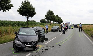 Nach dem Frontalunfall waren zwei Autos fast total zerstört. - Frank-Michael Kiel-Steinkamp Nach dem Frontalunfall waren zwei Autos fast total zerstört. - Frank-Michael Kiel-Steinkamp