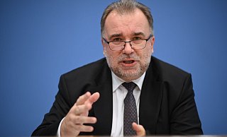 BDI-Präsident Siegfried Russwurm spricht bei einer Pressekonferenz. - Foto: Britta Pedersen/dpa-Zentralbild/dpa BDI-Präsident Siegfried Russwurm spricht bei einer Pressekonferenz. - Foto: Britta Pedersen/dpa-Zentralbild/dpa