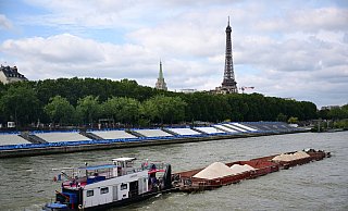 Keine Filmszene, sondern ein Foto aus dem Sommer während Olympia. Ein Schiff passiert Tribünen, im Hintergrund ist der Eiffelturm zu sehen. Im Netflix-Hit «Im Wasser der Seine» treibt dagegen ein Hai sein Unwesen im Pariser Gewässer. (Archivbild) - Sina Schuldt/dpa Keine Filmszene, sondern ein Foto aus dem Sommer während Olympia. Ein Schiff passiert Tribünen, im Hintergrund ist der Eiffelturm zu sehen. Im Netflix-Hit «Im Wasser der Seine» treibt dagegen ein Hai sein Unwesen im Pariser Gewässer. (Archivbild) - Sina Schuldt/dpa