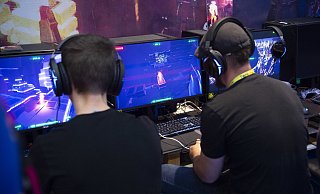 Rund ein Drittel aller Deutschen spielt regelmäßig Computerspiele. - picture alliance / SvenSimon Rund ein Drittel aller Deutschen spielt regelmäßig Computerspiele. - picture alliance / SvenSimon