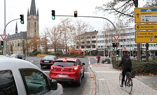 Damit im Straßenverkehr eine grüne Welle erzeugt werden kann, werden Paderborns Ampelschaltungen regelmäßig optimiert. An Knotenpunkten wie dem Westerntor bleibt es generell eng. - Holger Kosbab Damit im Straßenverkehr eine grüne Welle erzeugt werden kann, werden Paderborns Ampelschaltungen regelmäßig optimiert. An Knotenpunkten wie dem Westerntor bleibt es generell eng. - Holger Kosbab