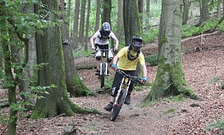 Zwei junge Mountainbiker im Wald. - Sigurd Gringel Zwei junge Mountainbiker im Wald. - Sigurd Gringel