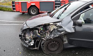 Nahe der A33-Anschlussstelle Bünde rutschte ein Wertheraner mit seinem Auto in den Gegenverkehr. Nur einen Tag zuvor hatte es in unmittelbarer Nähe einen weiteren Unfall mit zwei Beteiligten aus dem Altkreis gegeben. - Polizei Herford Nahe der A33-Anschlussstelle Bünde rutschte ein Wertheraner mit seinem Auto in den Gegenverkehr. Nur einen Tag zuvor hatte es in unmittelbarer Nähe einen weiteren Unfall mit zwei Beteiligten aus dem Altkreis gegeben. - Polizei Herford