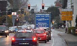 Geduldsprobe: Zu Spitzenzeiten müssen Autofahrerinnen und -fahrer an der Kreuzung Brenkhäuser Straße/Albaxer Straße mitunter lange warten. - Thomas Kube Geduldsprobe: Zu Spitzenzeiten müssen Autofahrerinnen und -fahrer an der Kreuzung Brenkhäuser Straße/Albaxer Straße mitunter lange warten. - Thomas Kube