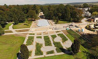 Neu gestaltet: Der Kaiser-Karls-Park soll im Frühjahr 2017 eine blühende Oase sein. Im Zentrum steht das große Fontänenbecken, dahinter reicht die Flaniermeile bis zum Bad Lippspringer Freibad. - Jens Reddeker Neu gestaltet: Der Kaiser-Karls-Park soll im Frühjahr 2017 eine blühende Oase sein. Im Zentrum steht das große Fontänenbecken, dahinter reicht die Flaniermeile bis zum Bad Lippspringer Freibad. - Jens Reddeker