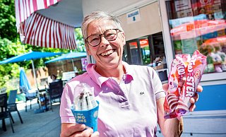 Seit 22 Jahren betreibt Monika (Moni) Johst den kleinen Kiosk des Freibads Schröttinghausen. - Barbara Franke Seit 22 Jahren betreibt Monika (Moni) Johst den kleinen Kiosk des Freibads Schröttinghausen. - Barbara Franke