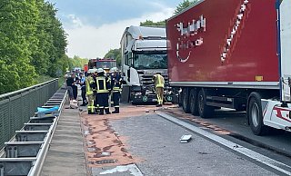 Einsatzkräfte der Warburger Feuerwehr streuen auf der Fahrbahn ausgelaufende Betriebsstoffe ab. - Feuerwehr Warburg Einsatzkräfte der Warburger Feuerwehr streuen auf der Fahrbahn ausgelaufende Betriebsstoffe ab. - Feuerwehr Warburg