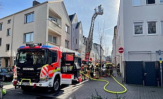 Die Feuerwehr rettet an der Meinwerkstraße einen Hausbewohner aus dem Gefahrenbereich. - Ralph Meyer Die Feuerwehr rettet an der Meinwerkstraße einen Hausbewohner aus dem Gefahrenbereich. - Ralph Meyer