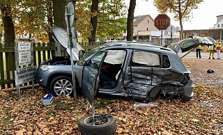 Beide Autos wurden bei dem Unfall auf der Bielefelder Straße erheblich beschädigt. - Ralph Meyer Beide Autos wurden bei dem Unfall auf der Bielefelder Straße erheblich beschädigt. - Ralph Meyer