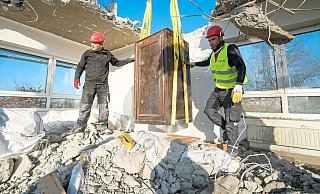 Bevor der Tresor geborgen werden konnte, musste das Dach des Gebäudes eingerissen werden. Weil er rund eine Tonne schwer ist, war es ein ziemlicher Aufwand, den Schrank aus dem Gebäude zu heben. - Hagedorn Bevor der Tresor geborgen werden konnte, musste das Dach des Gebäudes eingerissen werden. Weil er rund eine Tonne schwer ist, war es ein ziemlicher Aufwand, den Schrank aus dem Gebäude zu heben. - Hagedorn