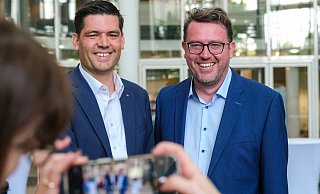 Kurz vor der Stichwahl stellen sich die Landratskandidaten Frank Diembeck (r.) und Mirco Schmidt dem etwas anderen NW-Interview. Statt mit Worten müssen Sie mit Gesten antworten. - Kathrin Weege Kurz vor der Stichwahl stellen sich die Landratskandidaten Frank Diembeck (r.) und Mirco Schmidt dem etwas anderen NW-Interview. Statt mit Worten müssen Sie mit Gesten antworten. - Kathrin Weege