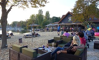Auch in diesem Sommer blühte das „Café Eisklang am Badestrand" so richtig auf. Im Zusammenspiel mit dem Nesthauser See führt die Freizeitanlage zu erheblichen Verkehrsbehinderungen. - Hans-Hermann Igges Auch in diesem Sommer blühte das „Café Eisklang am Badestrand" so richtig auf. Im Zusammenspiel mit dem Nesthauser See führt die Freizeitanlage zu erheblichen Verkehrsbehinderungen. - Hans-Hermann Igges