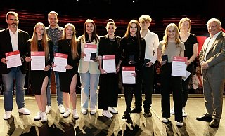 Bielefelds Oberbürgermeister Pit Clausen und die Empfänger der goldenen Sportplakette während der Sportlerehrung in der Stadthalle. - Peter Unger Bielefelds Oberbürgermeister Pit Clausen und die Empfänger der goldenen Sportplakette während der Sportlerehrung in der Stadthalle. - Peter Unger