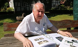 "Wißbrock - ein Name, drei Stätten" hat Hans Schumacher sein neuestes Werk, hier vor dem malerischen Osthusmuseum, überschrieben. Das nächste - über den Bildhauer Karl Kunert, der über einen illustren Bekanntenkreis verfügte -, füllt, fast fertig, derzeit noch den Aktenordner vor ihm. - Silke Kröger "Wißbrock - ein Name, drei Stätten" hat Hans Schumacher sein neuestes Werk, hier vor dem malerischen Osthusmuseum, überschrieben. Das nächste - über den Bildhauer Karl Kunert, der über einen illustren Bekanntenkreis verfügte -, füllt, fast fertig, derzeit noch den Aktenordner vor ihm. - Silke Kröger