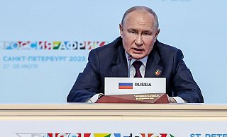Kremlchef Wladimir Putin spricht beim Russland-Afrika-Gipfel in St. Petersburg. - Mikhail Tereschenko/POOL TASS Host Photo Agency/AP/dpa Kremlchef Wladimir Putin spricht beim Russland-Afrika-Gipfel in St. Petersburg. - Mikhail Tereschenko/POOL TASS Host Photo Agency/AP/dpa
