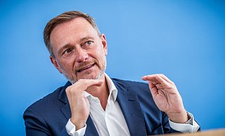Mit zwei Anzeigen hatte das Bundesfinanzministerium für die Schuldenbremse geworben. (Archivbild) - Michael Kappeler/dpa Mit zwei Anzeigen hatte das Bundesfinanzministerium für die Schuldenbremse geworben. (Archivbild) - Michael Kappeler/dpa