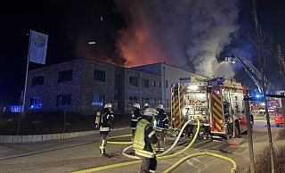 Am frühen Dienstagabend rückt die Feuerwehr zu einem Brand bei der Firma Bestpool in Steinhagen aus. - dpa Am frühen Dienstagabend rückt die Feuerwehr zu einem Brand bei der Firma Bestpool in Steinhagen aus. - dpa