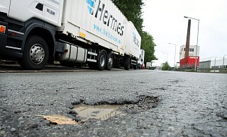 Am Scheidkamp wurden die Schlaglöcher und Risse erst einmal nur geflickt. Die Straße im Gewerbegebiet muss allerdings komplett erneuert werden. - Felix Eisele Am Scheidkamp wurden die Schlaglöcher und Risse erst einmal nur geflickt. Die Straße im Gewerbegebiet muss allerdings komplett erneuert werden. - Felix Eisele