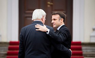 Bundespräsident Frank-Walter Steinmeier (l.) begrüßt Emmanuel Macron vor einem Gespräch Ende Januar am Schloss Bellevue. - Christoph Soeder/dpa Bundespräsident Frank-Walter Steinmeier (l.) begrüßt Emmanuel Macron vor einem Gespräch Ende Januar am Schloss Bellevue. - Christoph Soeder/dpa